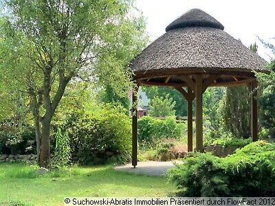 Reetgedeckter Gartenpavillion