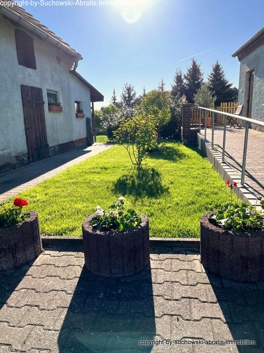 Wohnhaus rechts u Stall links - Teilansicht Innenhof