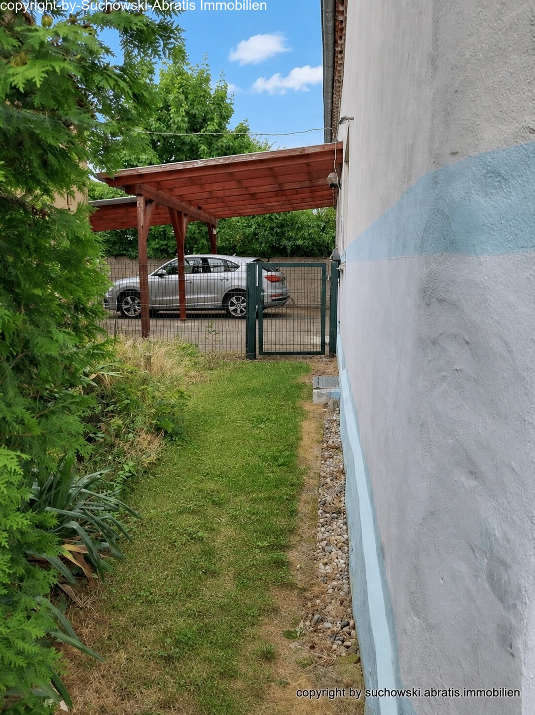 Wohnhaus von vorn Teilansicht Blick zum Carport