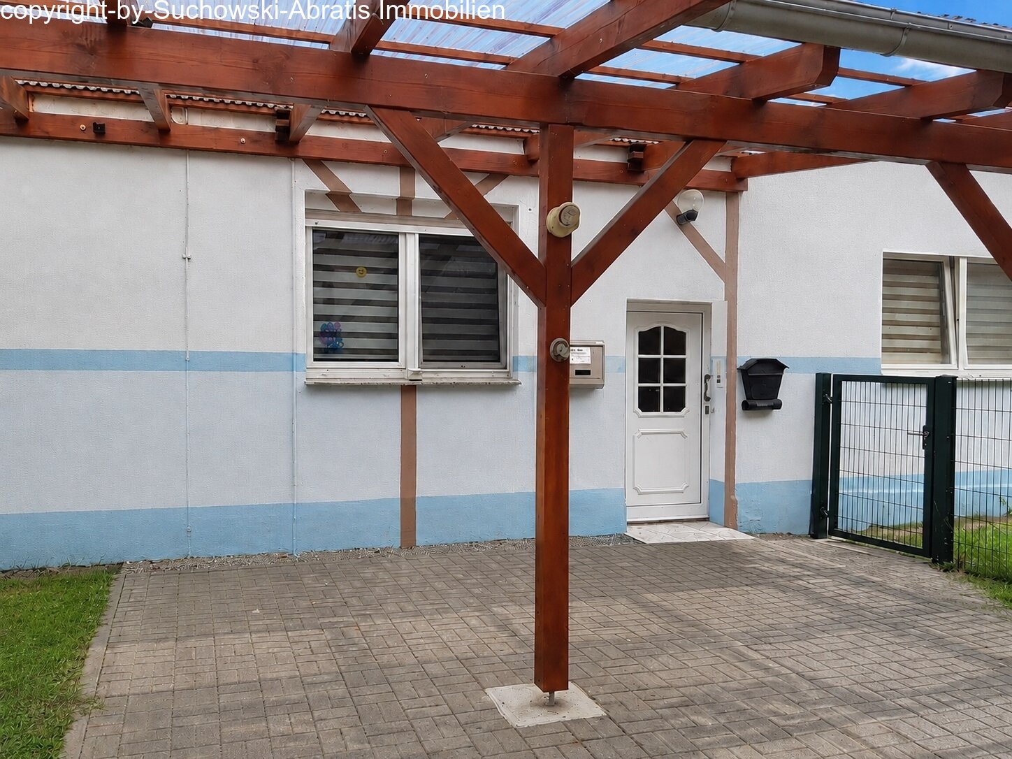 Wohnhaus vorn mit Carport 1