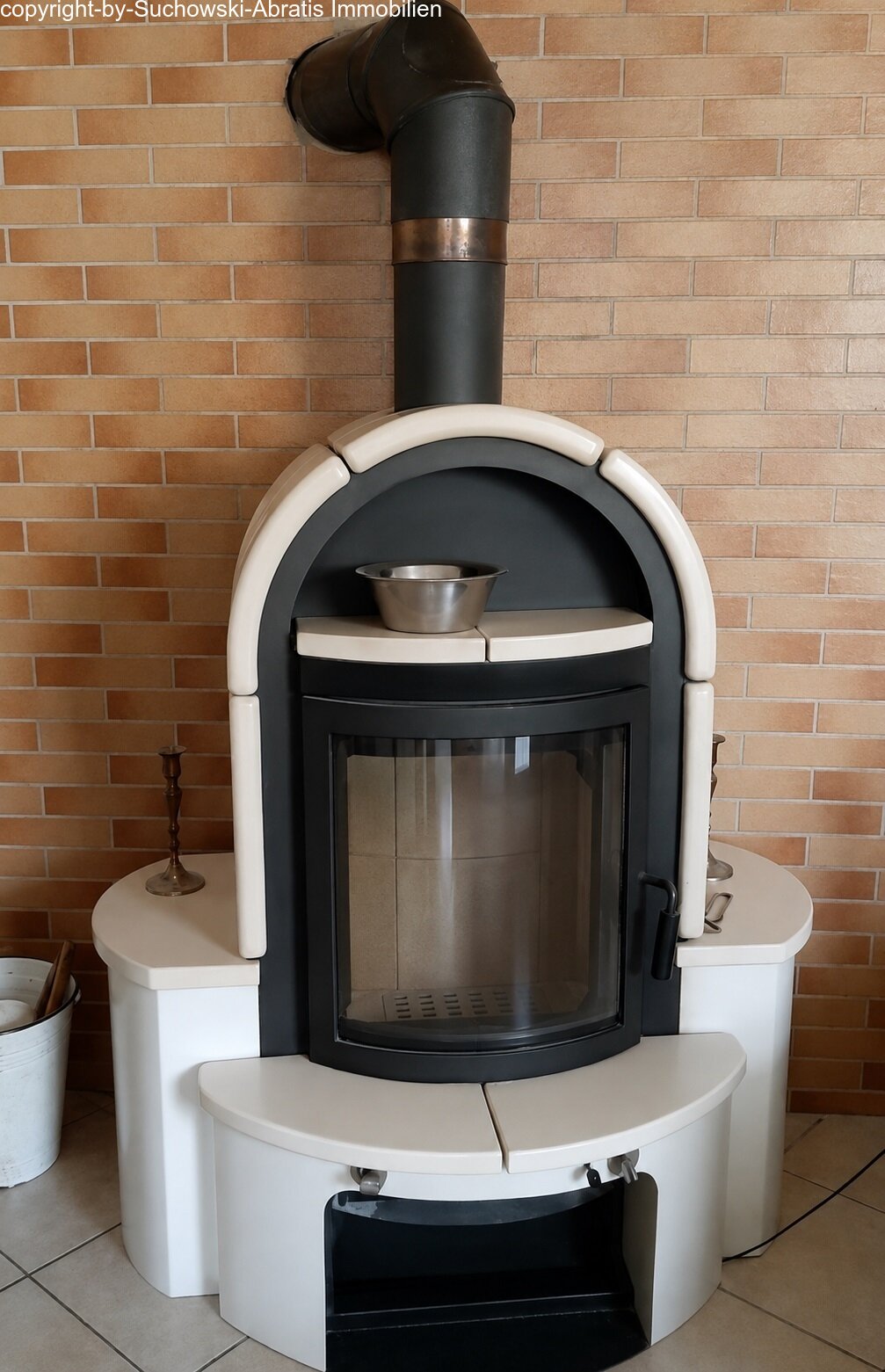 09-EG Wohnzimmer und Esszimmer verbunden Kamin.jpg